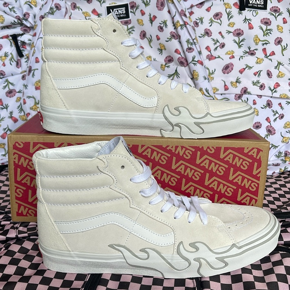 Vans Men’s Sk8-Hi Flame
Suede White/White
VN0005UJWWW
Sneakers